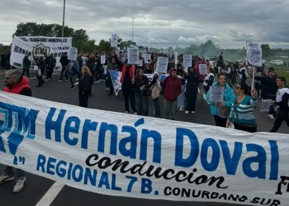 Trabalhadores municipais bloqueiam os dois sentidos da autoestrada Buenos Aires-La Plata em Ezpeleta.