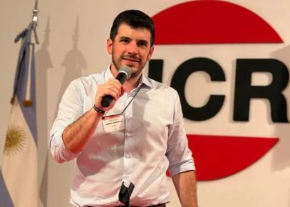 Dirigentes da UCR de La Rioja apresentam comunicado em defesa da liberdade de imprensa.