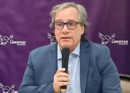 لويس ألبرتو بالومينو يتحدث مع محامين خلال نشاط في سان خوان.