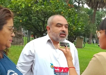 Des représentants associatifs réunis dans une salle communautaire de Jujuy pour débattre du logement.