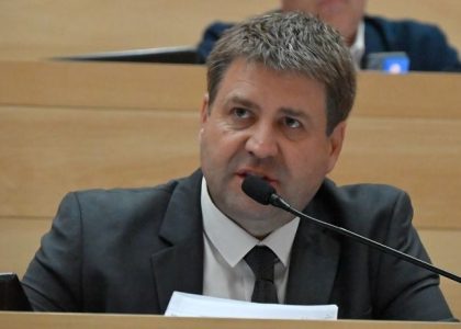 Матиас Гвозденович беседует с радикальными депутатами в коридоре парламента Кордовы.