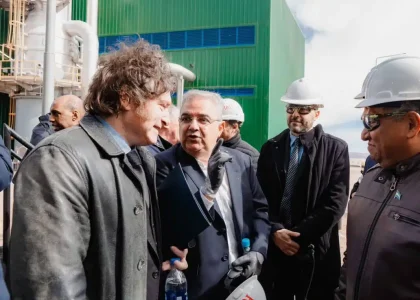 Хавьер Милей и Рауль Халиль осматривают литиевые объекты Rio Tinto на солончаке Hombre Muerto.