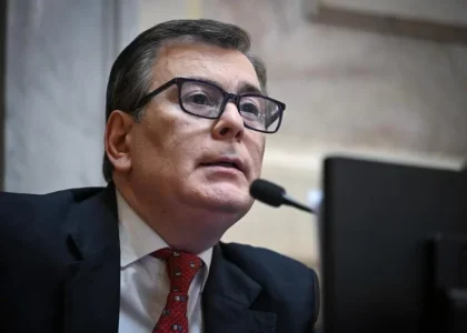 Херардо Самора выступает в Сенате во время дебатов о реформе психического здоровья.